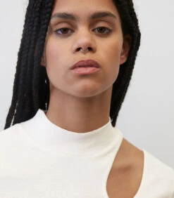 Longsleeve Met Een Hoge Kraag En Cut-out-detail -VivaMode Winkel 215e55fb4ee14caca7018755b8a2b274