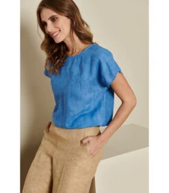 Tuniekbloes In Azuurblauwe Structuurstof