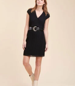 Korte Jurk In Geplooide Polyester Voile