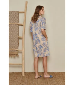 Hemdsjurk Met Delfste Print -VivaMode Winkel 479f08dd262242af9718896128872b39