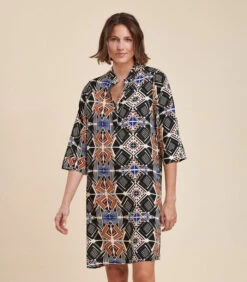 Ecovero™ Viscose Recht Gesneden Korte Jurk Met Etnische Print -VivaMode Winkel 704c26d2067d4753ab3837b603c33112