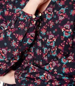 Bedrukte Uitlopende Vloeibare Blouse AMRITA -VivaMode Winkel 8d5e1a5acb0648d3a8e2ac8228ba0d88