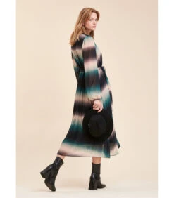 Lange Geplooide Jurk In Tie & Dye Bedrukte Polyester Sluier -VivaMode Winkel 8f3074122efe4b3eb9f9776909e7b56a