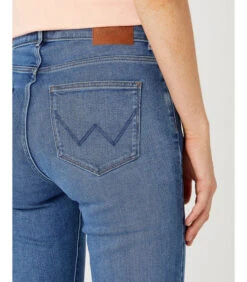Wrangler Jeans Vrouw Bootcut 10 Wrangler Jeans Vrouw Bootcut -VivaMode Winkel aaa0ee91acb14073bac16729f7fbb2b9