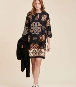 Korte Jurk Met Basis Van Etnische Print