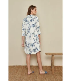 Witte Hemdsjurk Met Blauw Bloemenmotief -VivaMode Winkel cdaa547f961e48fab8f7715c5bcd504e