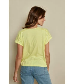 Lichtgele T-shirt Met Korte Mouw En V-hals -VivaMode Winkel d80d982aa4f7403cb72e9171976c9c9c