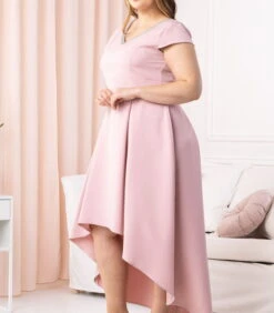 Exclusieve Avondjurk Met Sleep Asymmetrisch Elegant Met Glanzend Lint SYNTIA -VivaMode Winkel fbab997a0b154fba897fe8305715a99c